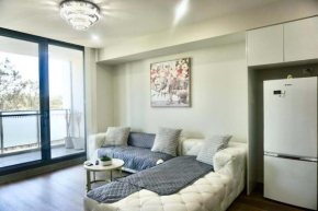 KozyGuru / Wentworthville / Kozy Style 2 Bed 2 Bath APT + Free Parking NWE031A